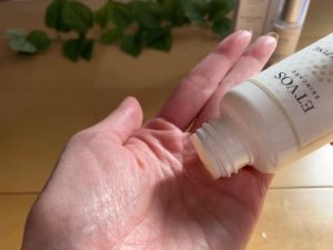 ETVOS化粧水使用中